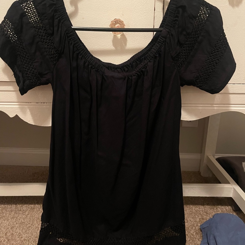 Black short sleeve blouse can be worn on or off shoulder